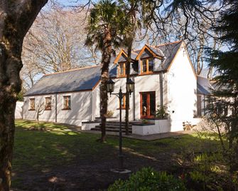 Little Red Rooster Rest and Spa - Tenby - Building