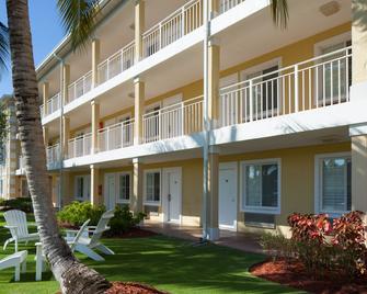 Sunshine Suites Resort - West Bay - Building