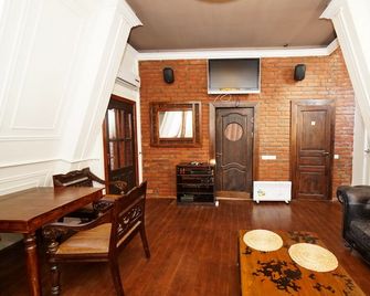 Melnitsa Mini-Hotel - Gagra - Sala de estar