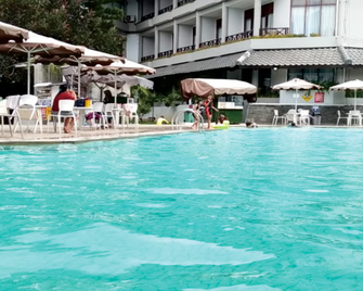 Tirtagangga Hot Spring Resort - Garut - Piscina