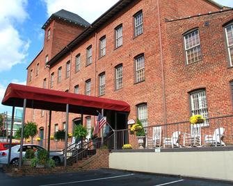 The Historic Brookstown Inn, Trademark Collection by Wyndham - Winston-Salem - Rakennus