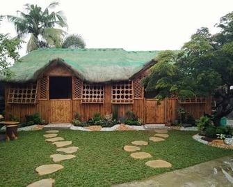 Traditional Filipino Home - Alaminos - Edificio