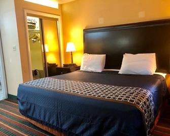 Nashville Airport Inn & Suites - Nashville - Bedroom