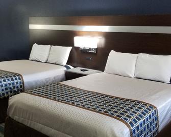 HomeBridge Inn and Suites - Beaumont - Bedroom