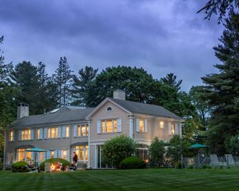 1800 Devonfield Inn, an English Country Estate - Lee - Budynek