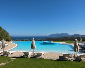 لونا لوجينتيه - أولبيا - حوض السباحة