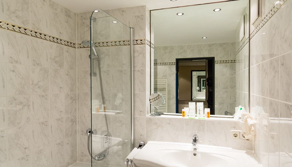 Hotel Europa - Munich - Bathroom