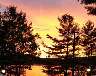 Birch Knoll Motel - Laconia - Zwembad