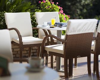 هوتل إفكا - دوبروفنيك - شرفة مرصوفة