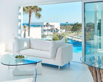 So Nice Beach Resort - איה נאפה - סלון
