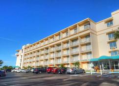 Howard Johnson by Wyndham St. Pete Beach FL Resort Hotel - Saint Pete Beach - Toà nhà
