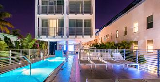 尤班尼卡梅里蒂安酒店 - 邁阿密海灘 - 邁阿密海灘 - 游泳池