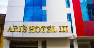 Ari's Hotel III - איקיטוס