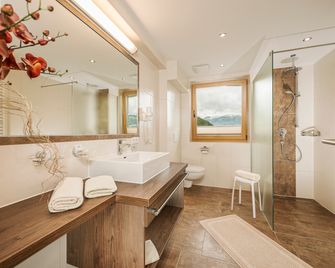 Hotel Gletscherblick - Hippach - Bathroom