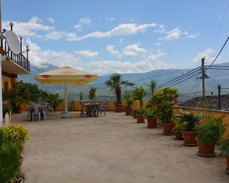 Hotel Bebej Tradicional - Gjirokastër - Patio