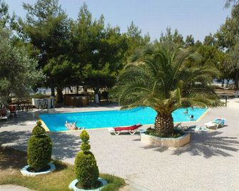 Petit Village - Eretria - Zwembad