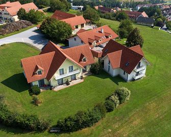 Sonntagsberg Hof Familie Fiedler - Bad Waltersdorf - Außenansicht