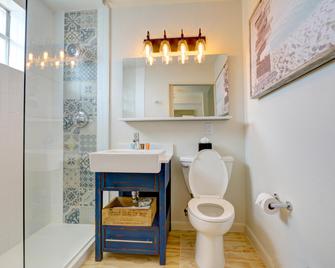 Postcard Inn On The Beach - Saint Pete Beach - Bathroom