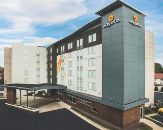 La Quinta Inn & Suites by Wyndham Winchester - Winchester - Rakennus