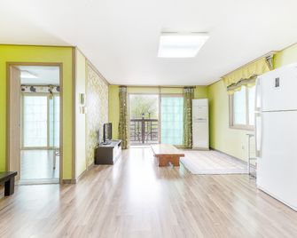 Geojedo Evergreen Pension - Geoje - Sala de estar