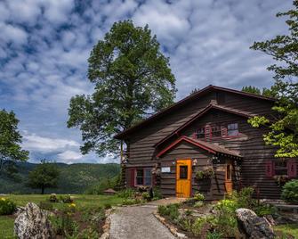 Garnet Hill Lodge - North River - Building