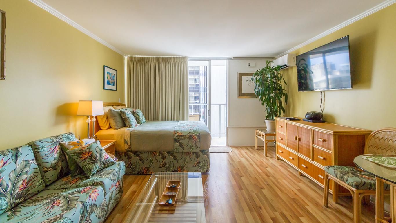 Tropical Studios At Marine Surf Waikiki - Free Parking - Best Location - Full Kitchen - Swimming Pool