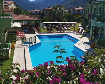 Avlu Apartments 1 - Icmeler - Zwembad