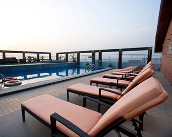 Dhaka Regency Hotel & Resort - Dhaka - Pool