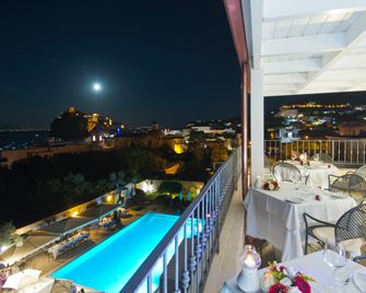 Hotel Villa Durrueli Resort & Spa - איסקיה - מרפסת