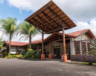 Casa Luna Hotel & Spa - La Fortuna - Building