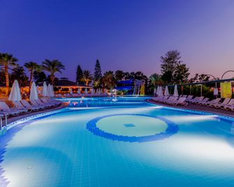 Holiday Park Resort - אוקורצ'אלאר - בריכה