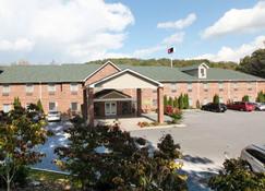Mountain Inn & Suites - Flat Rock - Edificio