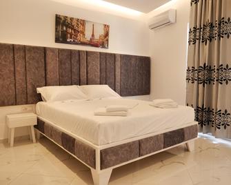 Lumi Hotel - Saranda - Schlafzimmer