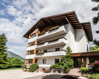B&B Villa Angelino - Urtijëi - Gebouw